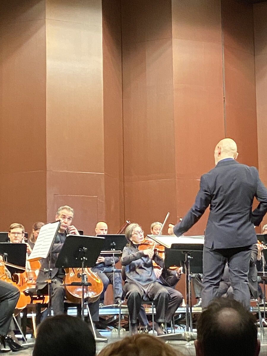 Enrico Onofri dirigierte konzentriert, mit präzisen, aber immer fließenden Gesten.