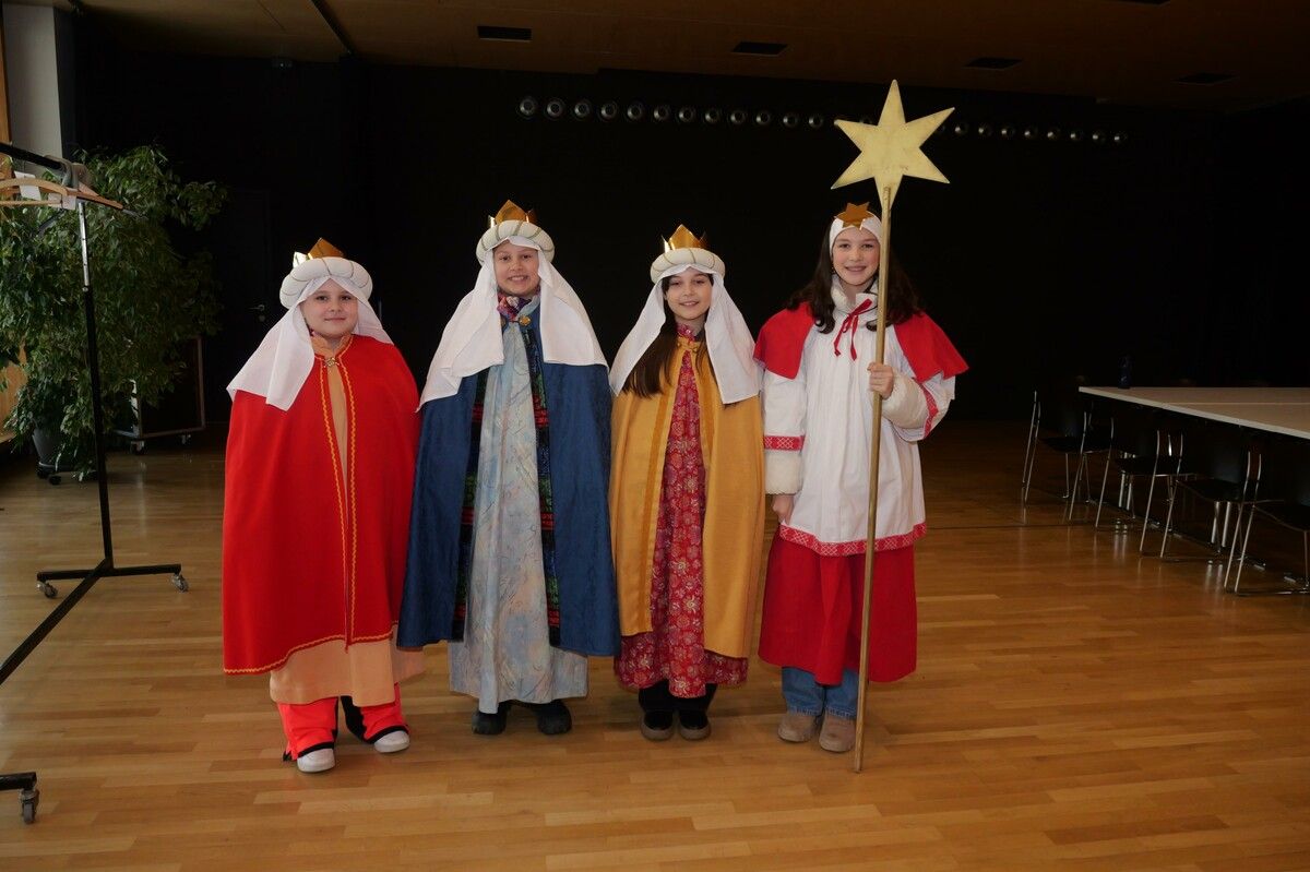 Eva, Carlotta, Emma und Karla als frisch eingekleidete Sternsingerinnen.⇒HE