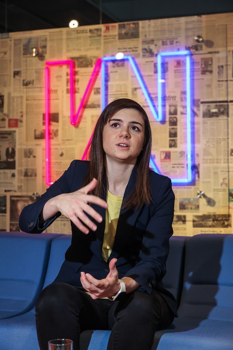 Fabienne Lackner zu Gast bei der VN-Jugendreporterin in der VN-Redaktion. ⇒VN/Steurer