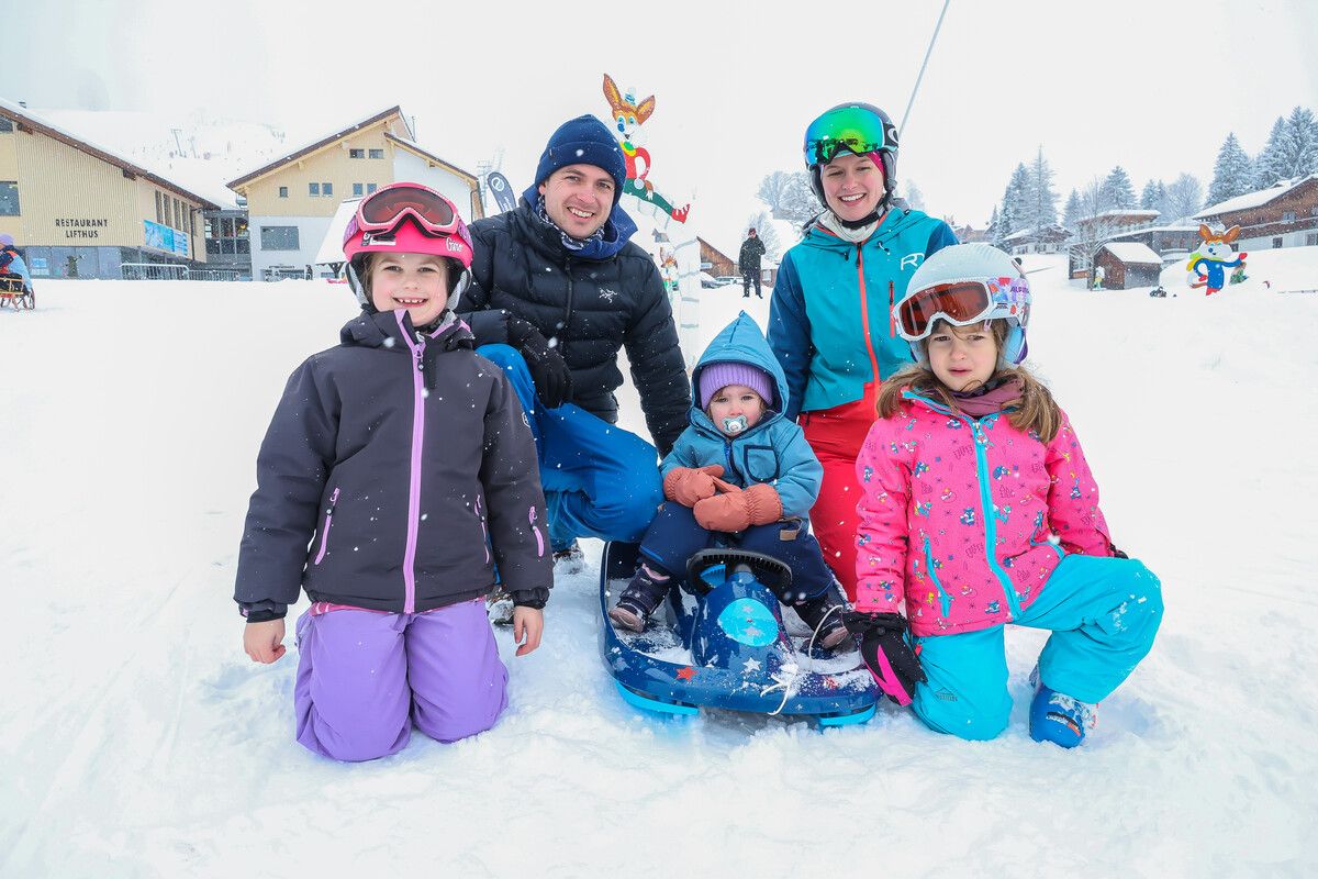 Familienausflug in den Schnee: Paulina, Lukas, Mathilda, Aurelia und Antonia aus Muntlix hatten Spaß.