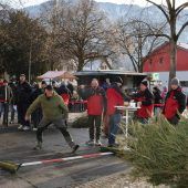 Spannung beim Christbaum-Weitwerfen