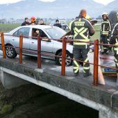 Pkw gegen Brücke