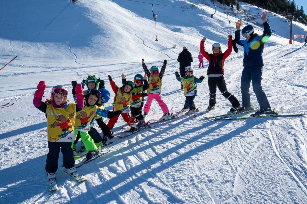 Fröhliche Pistenflöhe beim Kinderskikurs des WSV Übersaxen.⇒Simone Rinderer
