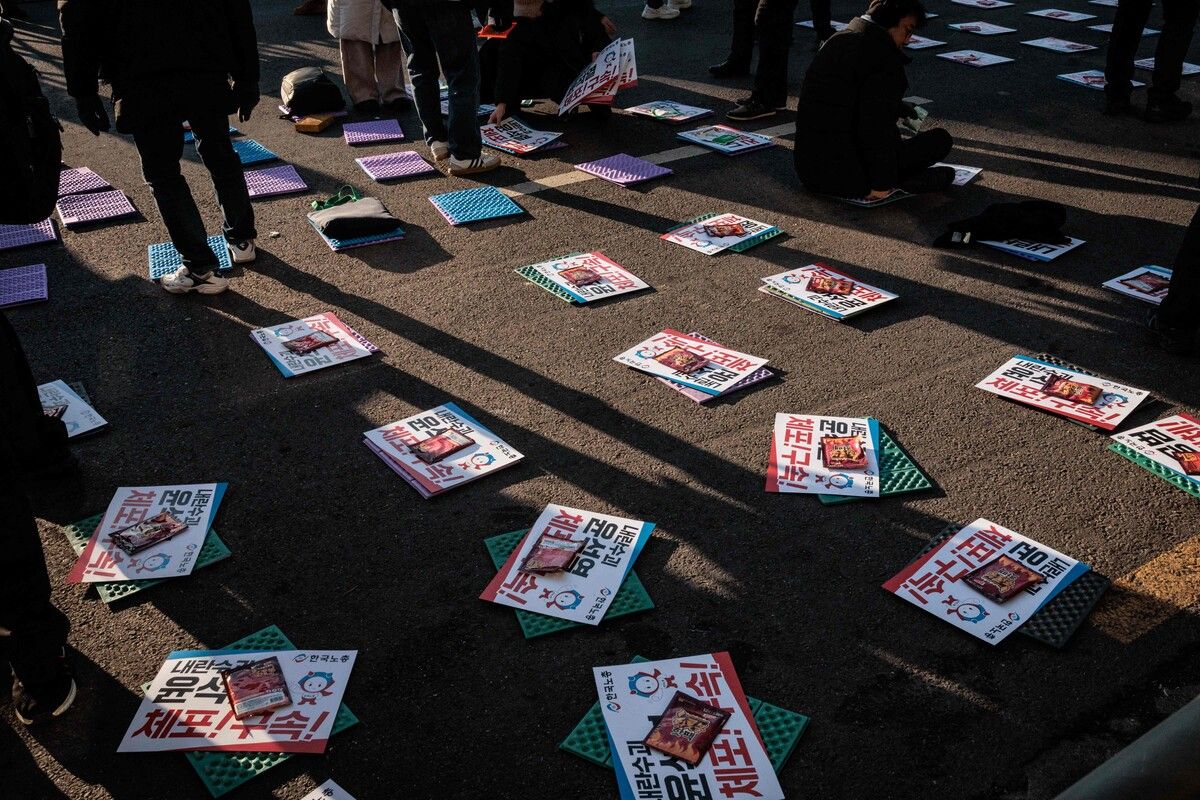 Für eine Demonstration gegen den angeklagten südkoreanischen Präsidenten Yeol werden Plakate und Handwärmer vorbereitet. AFP