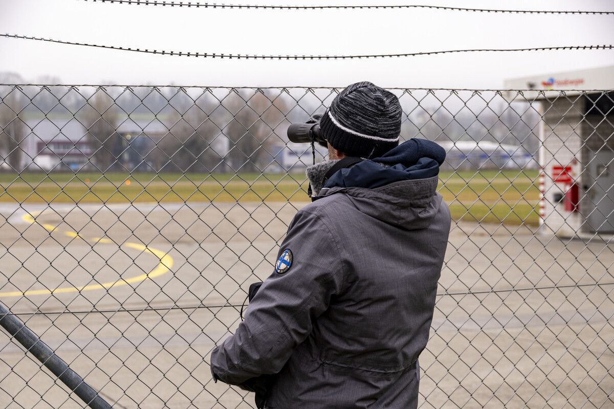 Für Flugzeugbeobachter Daniel gab es am Montag nichts zu sehen. ⇒VN/Paulitsch