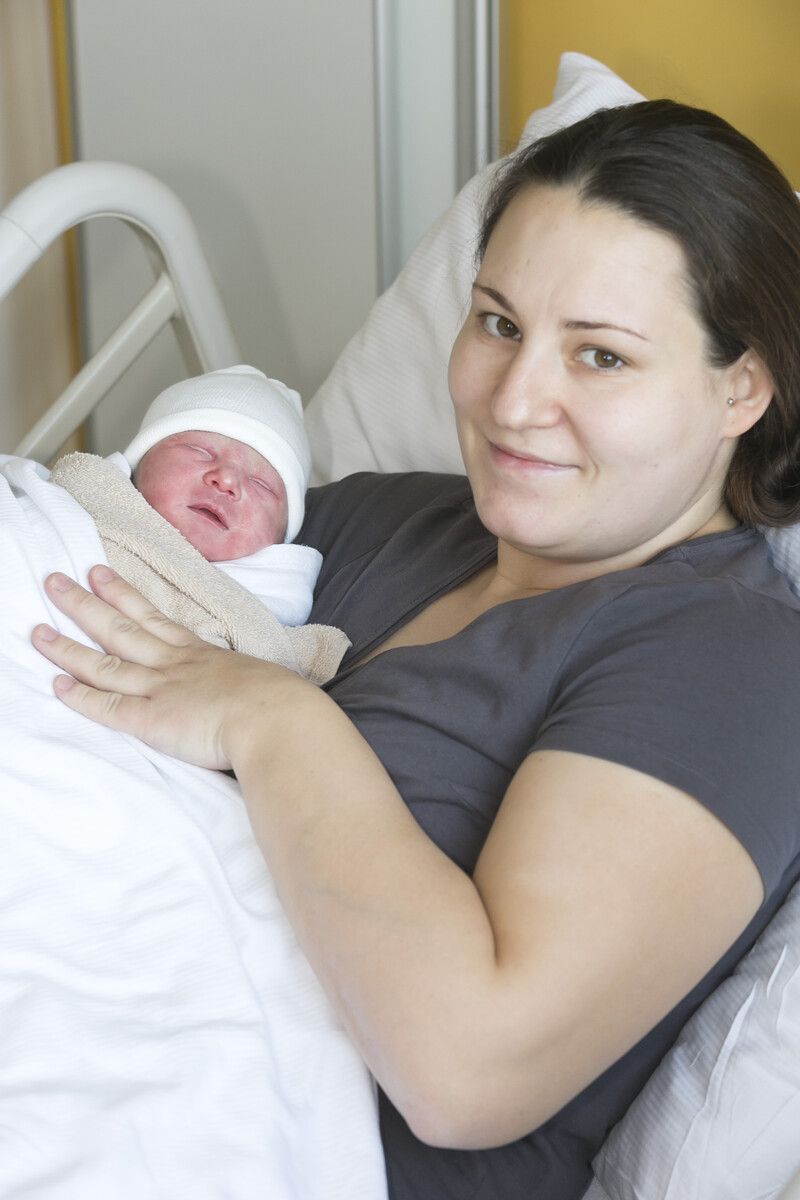 Geborgen in den Armen von Mama Jennifer konnte Oskar nichts und niemand stören.⇒ VN/Mathis