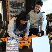 Eishockey-Shop zieht in die Holzstraße