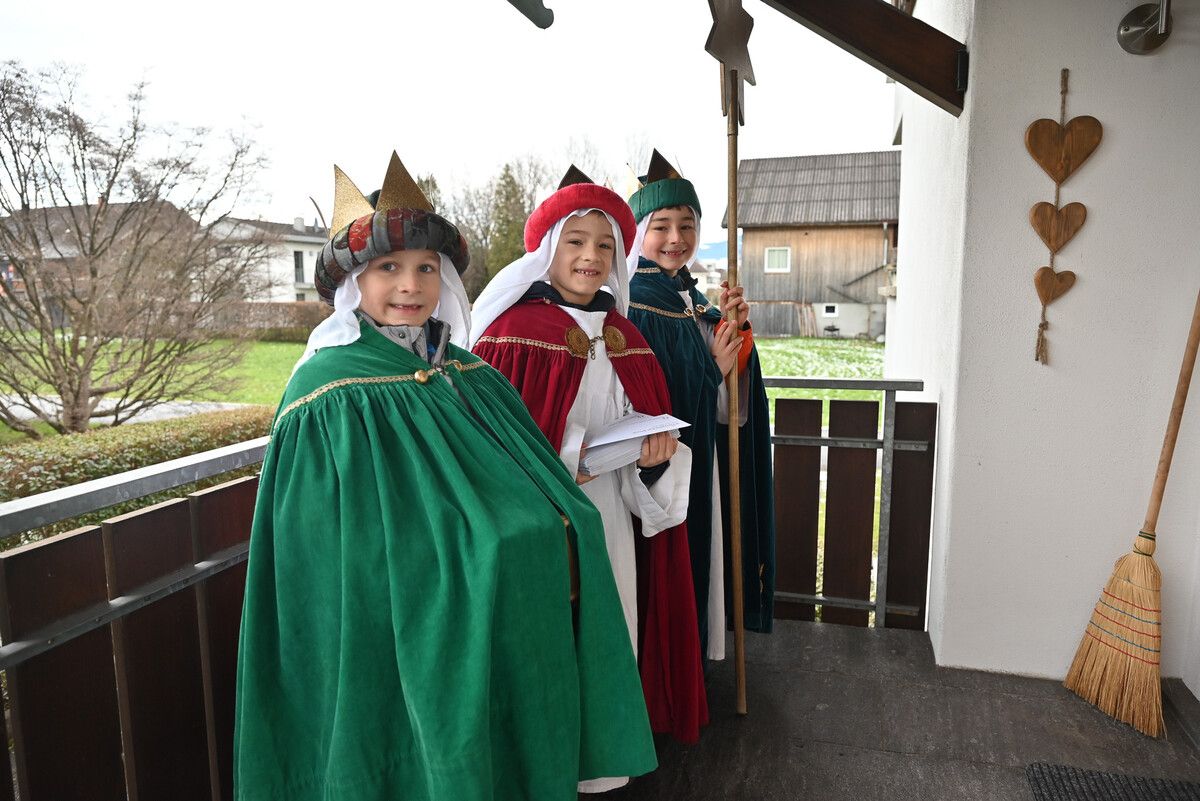 Gespannt warten Florian, Luis und Edi vor der Tür, ob jemand zu Hause ist. ⇒BVS