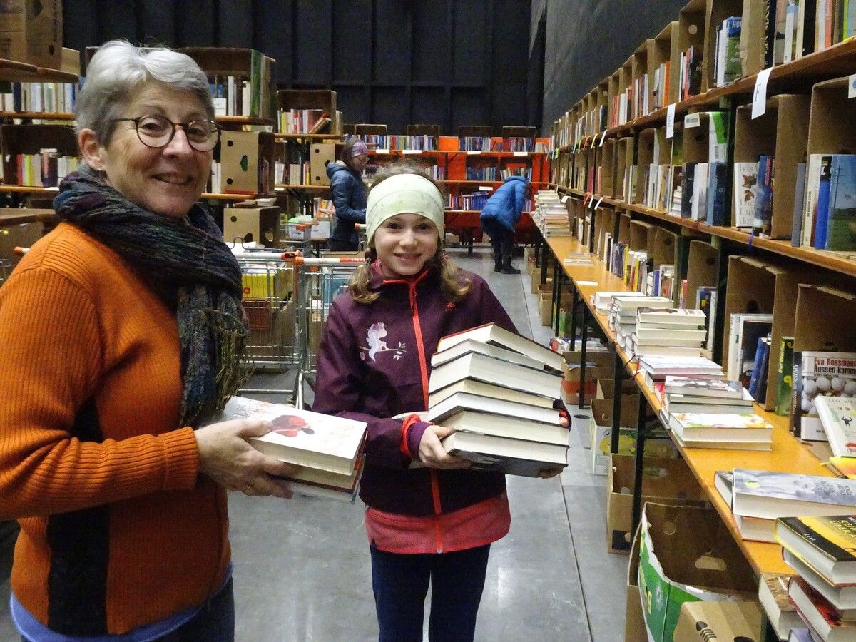 Groß und Klein helfen wieder bei den Vorbereitungen zum Dornbirner Flohmarkt mit. ⇒Carmen Thurnher (4)