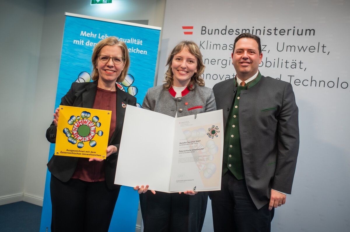 Heidrun Stoiser vom PIZ Montafon und Manuel Bitschnau (Montafon Tourismus) mit Ministerin Leonore Gewessler bei der Überreichung des Österreichischen Umweltzeichens. ⇒Cajetan Perwein/BMK, Marie Rudigier (2)