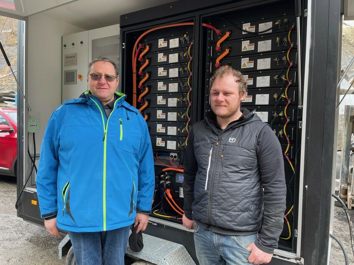 Hermann Albrecht (l.) und Gebhard Ofner führten den neuen Superspeicher am Freitag im Steinbruch vor. ⇒VN/sca