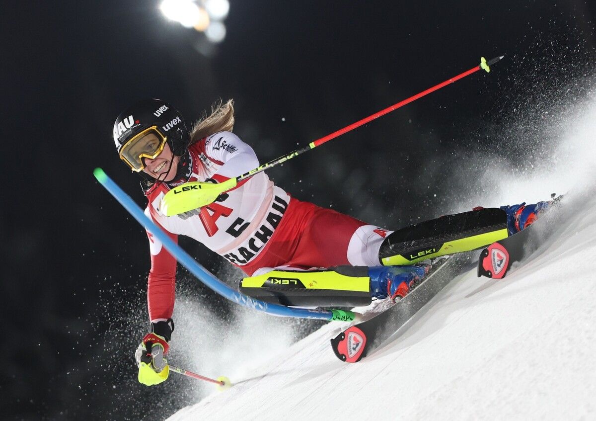 Im ersten Lauf des Nachtslaloms „flog“ Katharina Liensberger im wahrsten Sinne über die Piste und distanzierte die komplette Konkurrenz.⇒gepa