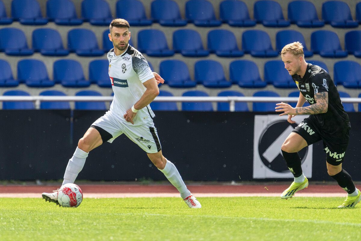 Im Sommer 2024 war Stefan Umjenovic noch für SW Bregenz im Test gegen SCR Altach im Einsatz. Heute muss der Ex-Altacher nach überstandener Kreuzbandverletzung zwar noch passen, ist dafür aber als Co-Kommentator bei der Live-Übertragung am Start.⇒stiplo