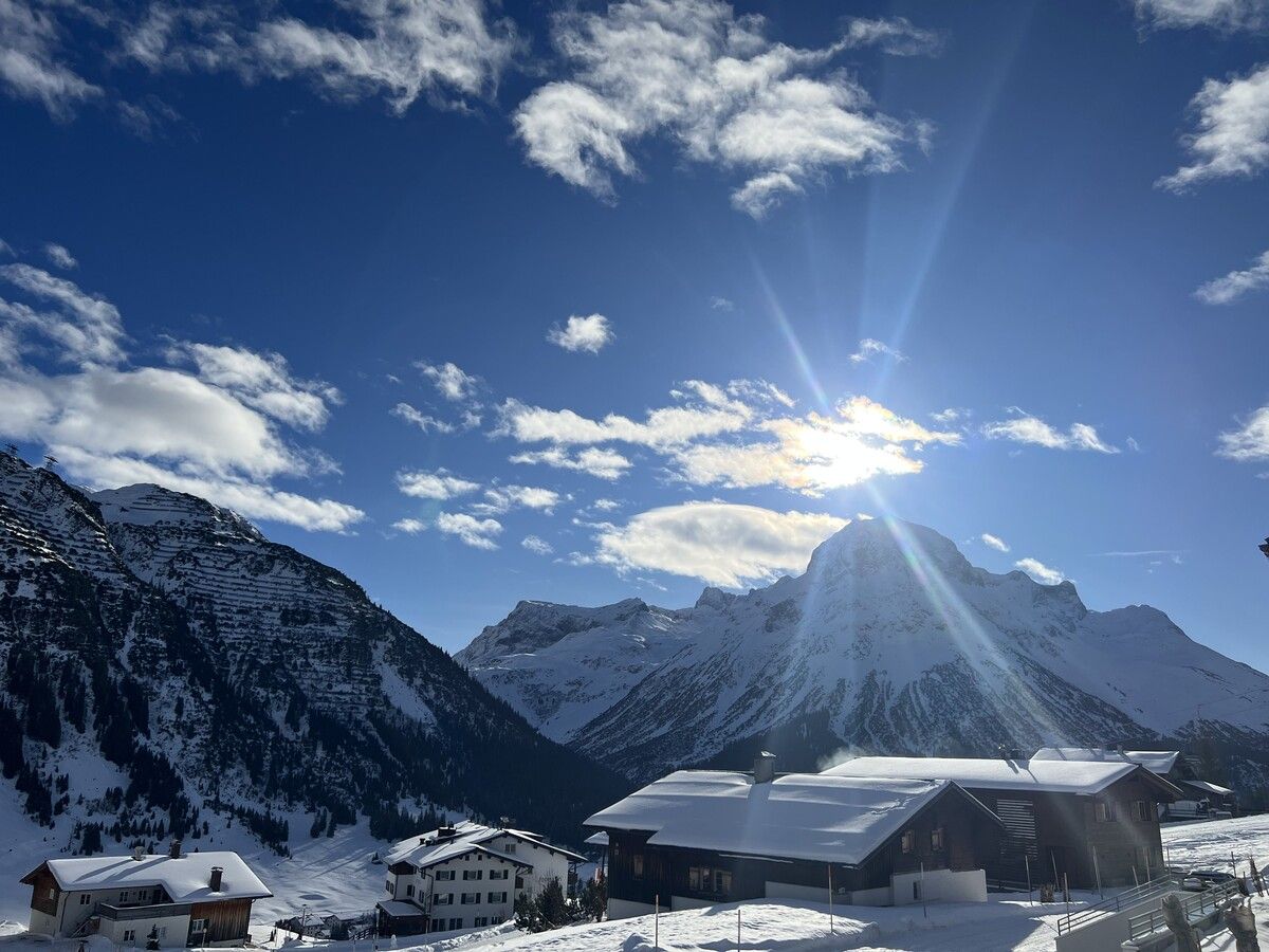 In Oberlech wird direkt an der Skipiste ein 625 Quadratmeter großes Grundstück für 4,4 Millionen Euro verkauft.