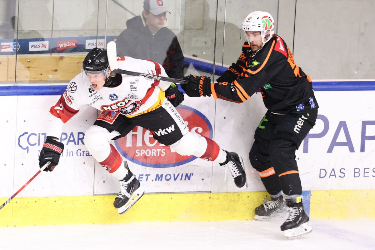 Jacob Friend (l., im Duell mit Trevor Gooch) und die Pioneers verloren gegen Graz zum vierten Mal in dieser Saison und damit wichtige Punkte im Rennen um den letzten Startplatz im Pre-Play-off.⇒GEPA