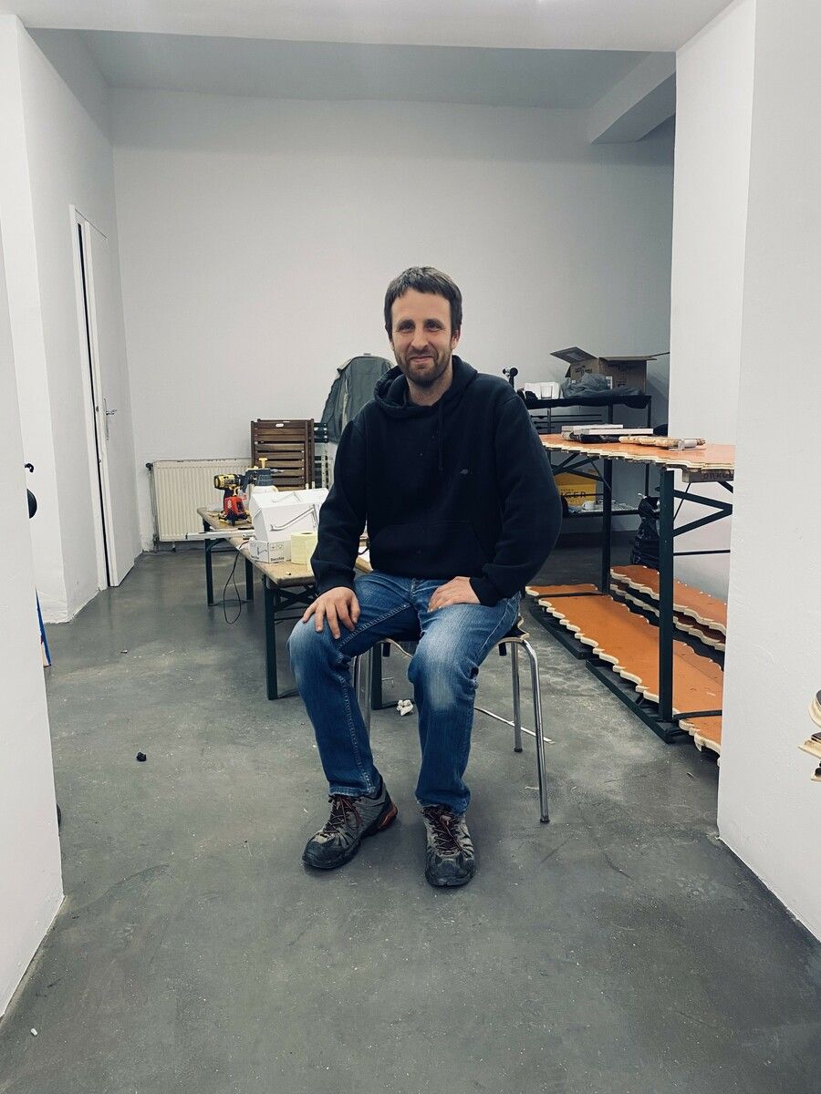 José Oliveira bringt Leben in die Bude – und freut sich bereits auf viele interessante Gespräche im „Café Trabalho“ (hier noch im Entstehen).⇒VN/HF