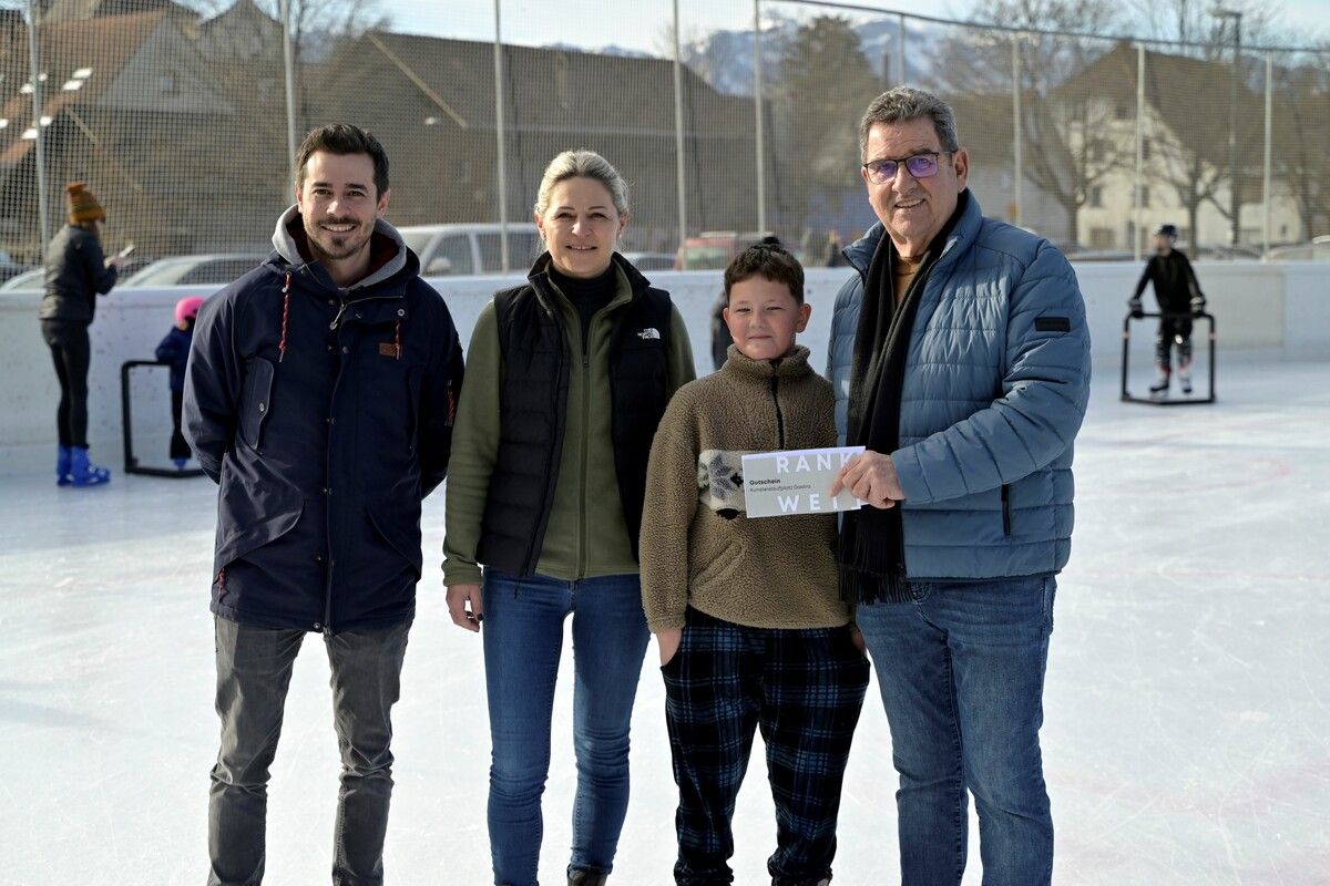 Jubiläumsgast auf der Eisbahn – Elias Gohm (10) freut sich,⇒mg rankweil