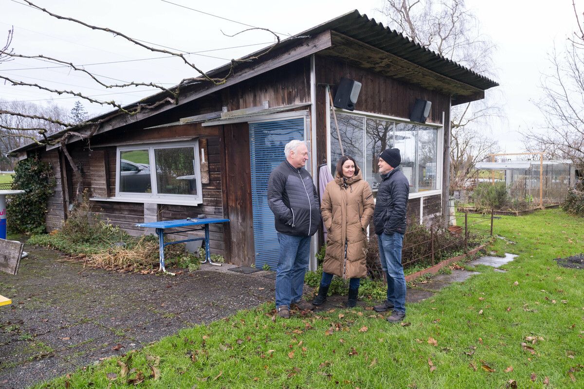 Jürgen Kugler (links), Christina Lipburger und Wolfgang Salzmann vor der Hütte der Lipburgers. ⇒VN/Stiplovsek