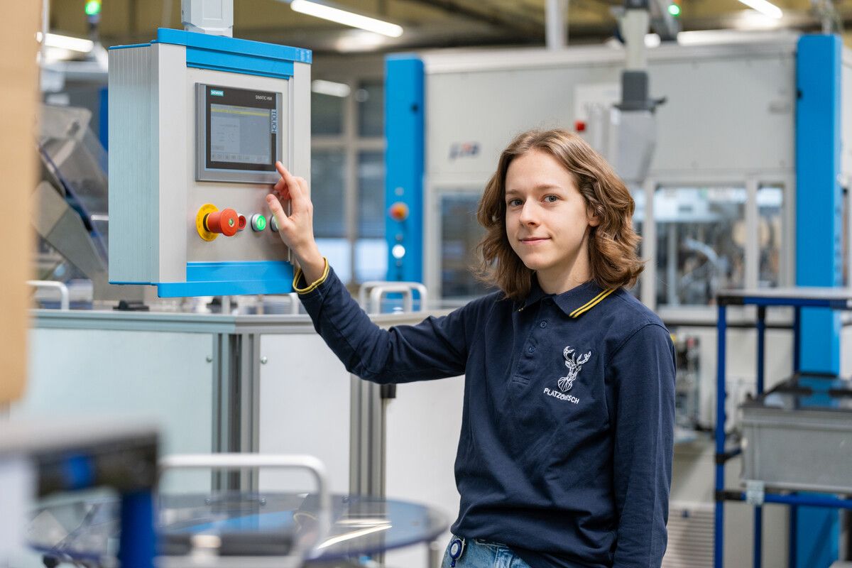 Julia: „Mir gefällt am besten, dass ich nun mit mehreren Abteilungen zusammenarbeiten kann.“⇒Hirschmann Automotive