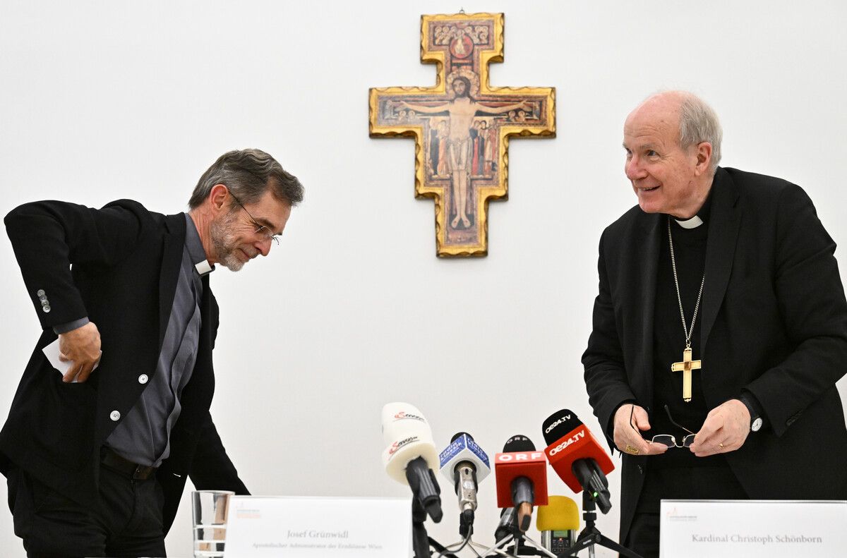 Kardinal Christoph Schönborn und der zum Apostolischen Administrator ernannte Josef Grünwidl (l.) am Mittwoch.  ⇒APA/HANS KLAUS TECHT