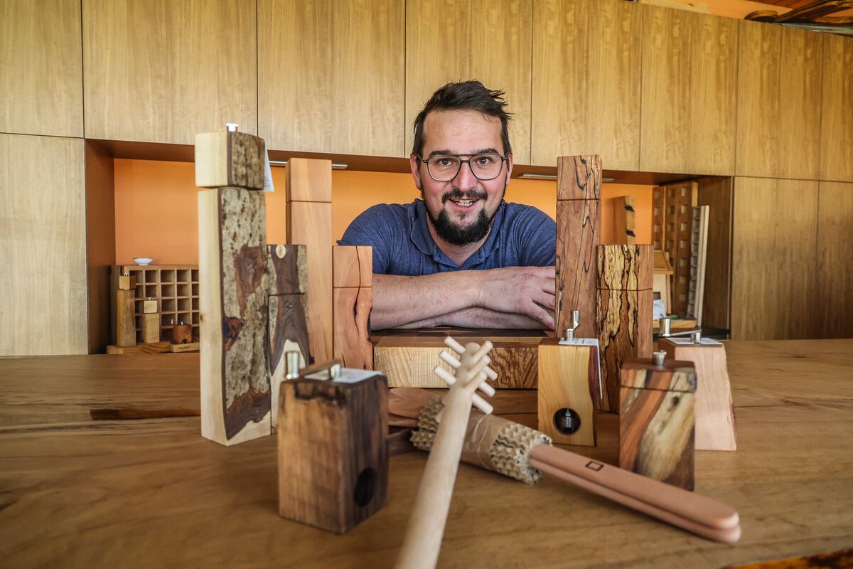 Karl-Heinz Domig fertigt in seinem Betrieb in Langenegg verschiedenste Mühlen sowie Küchen-Utensilien aus Holz.⇒ VN/Steurer