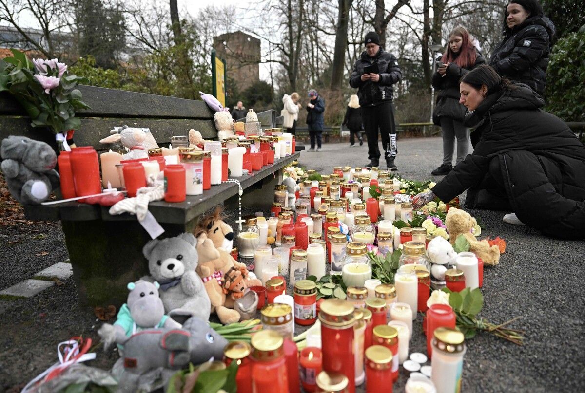 Kerzen, Blumen und Kuscheltiere wurden am Tatort niedergelegt.⇒AFP