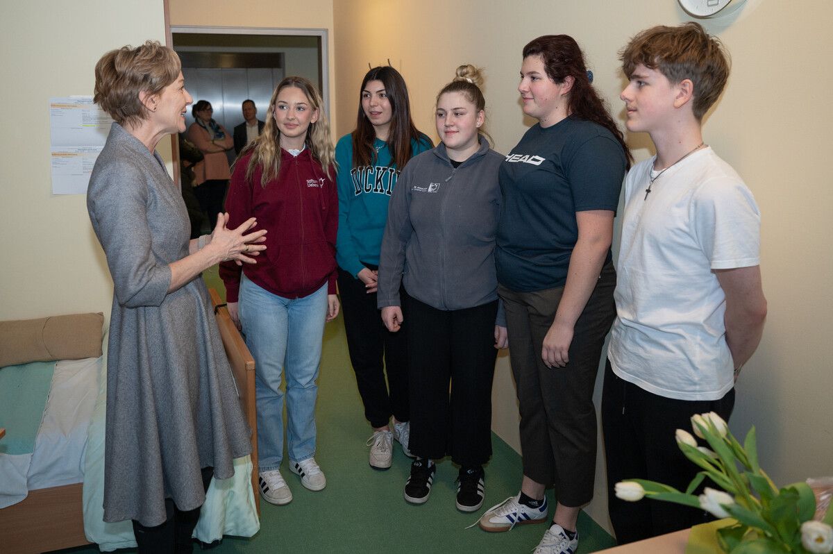 Landesrätin Martina Rüscher im Gespräch mit Pflege-Lehrlingen.⇒Land Vorarlberg/A. Serra