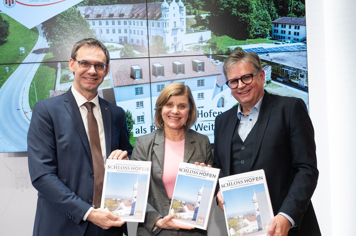 LH Markus Wallner, Landesstatthalterin Barbara Schöbi-Fink und Schloss-Hofen-Geschäftsführer Peter Vogler (v. l.) präsentieren die neue strukturelle Ausrichtung.⇒Land Vorarlberg/A. Serra
