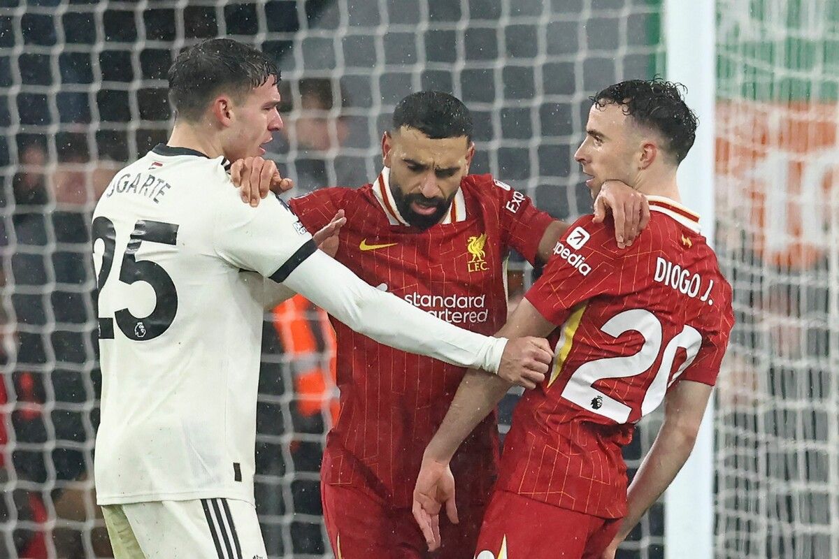 Liverpools Mohamed Salah (Mitte) trennt die Streithähne Ugarte und Jota (r.).⇒apa