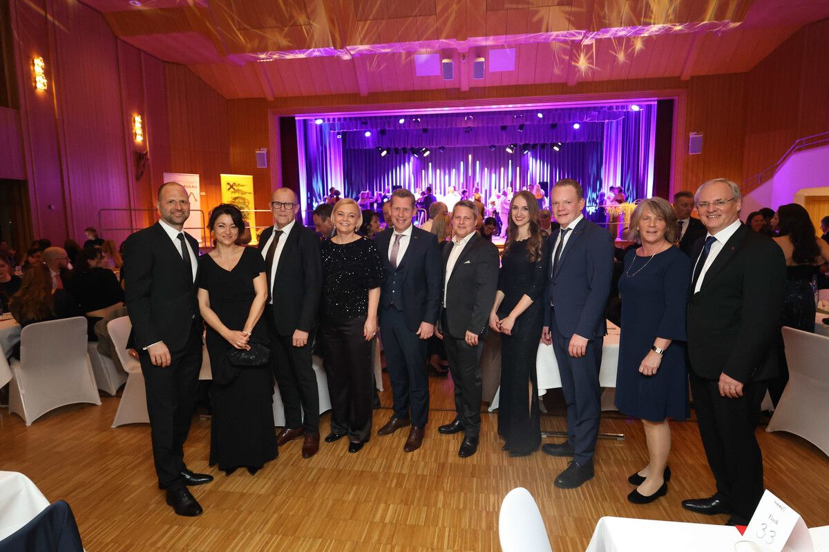 LR Marco Tittler und Simone, Bgm. Walter Gohm und Marion, AK-Präs. Bernhard Heinzle, Sponsor Christian Gerstgrasser, Julia und Christof Bitschi, Karoline und LT-Präs. Harald Sonderegger. ⇒AME