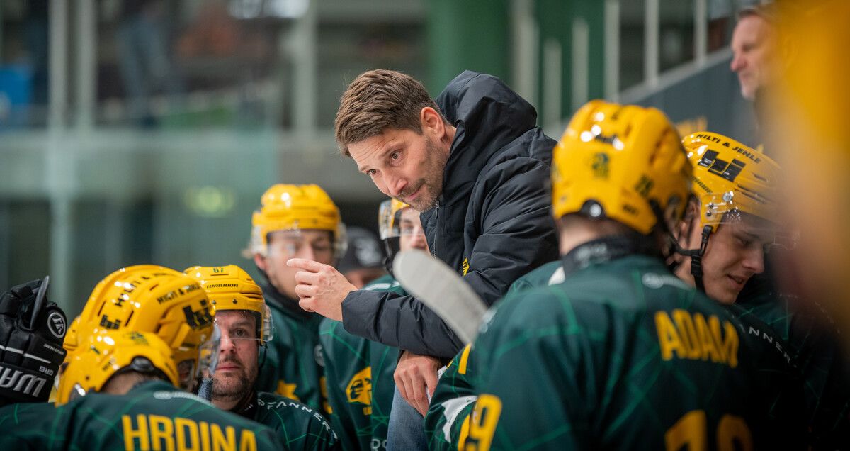 Lustenaus Coach Dániel Fekete schwört sein Team auf das Match gegen Wattens ein.⇒EHC Lustenau