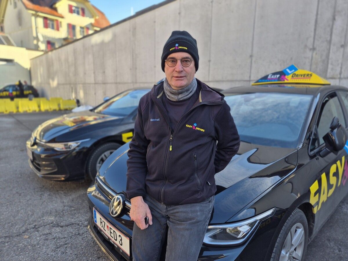 Manfred Dünser von der Fahrschule Breuss bemängelt die oftmals falsche Beschilderung in Vorarlberg. ⇒VN/JUN