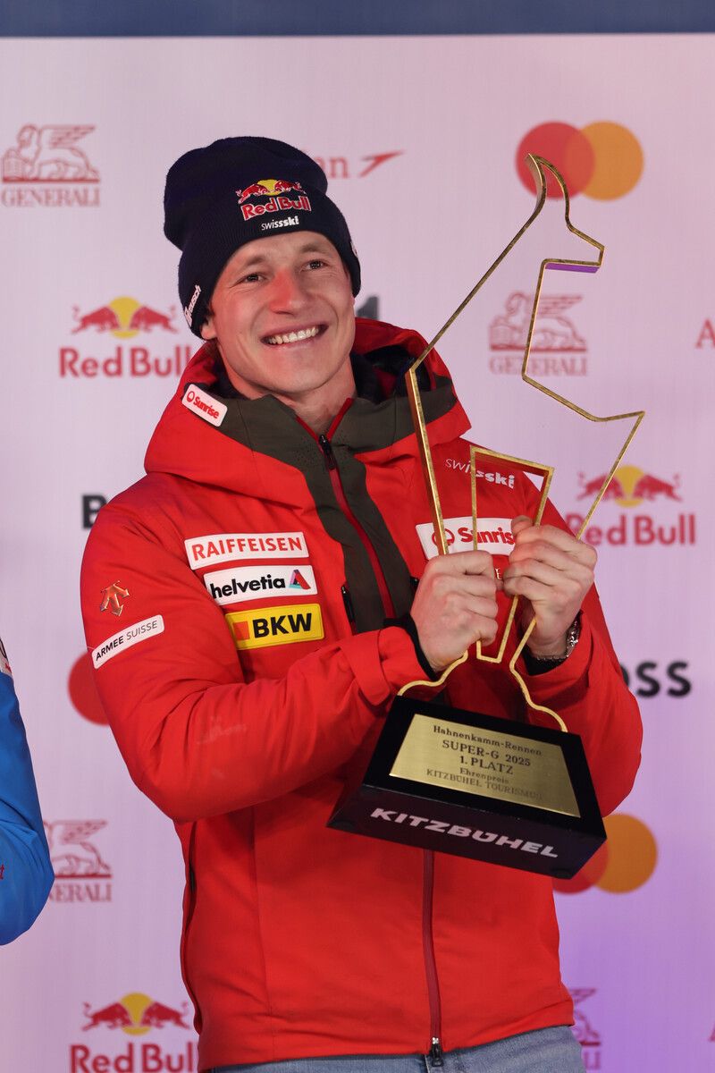 Marco Odermatt mit der begehrten Trophäe für den Sieg im Super-G in Kitzbühel.⇒gepa