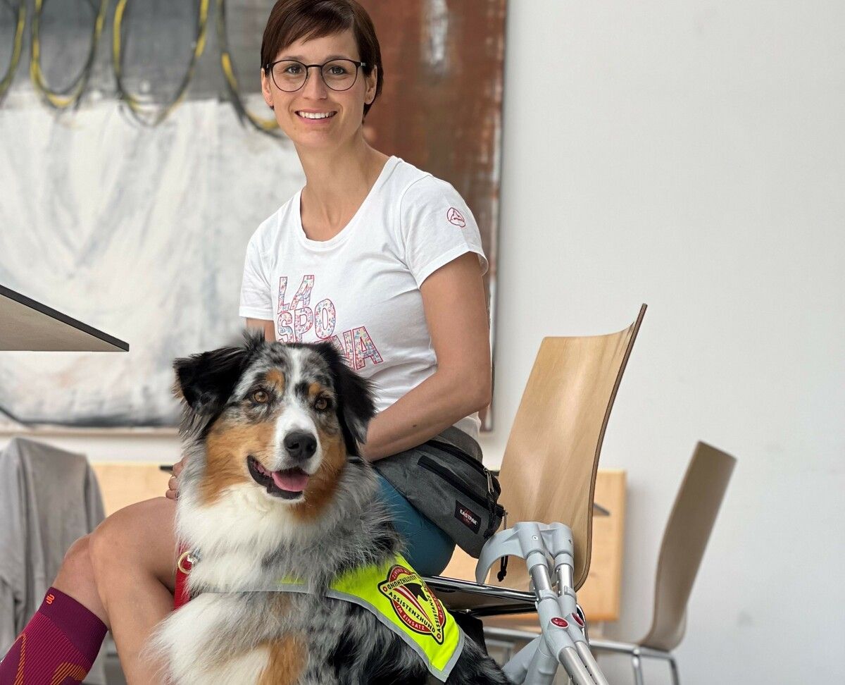 Martina Vaschauner mit ihrem Assistenzhund „Sky”. ⇒vaschauner
