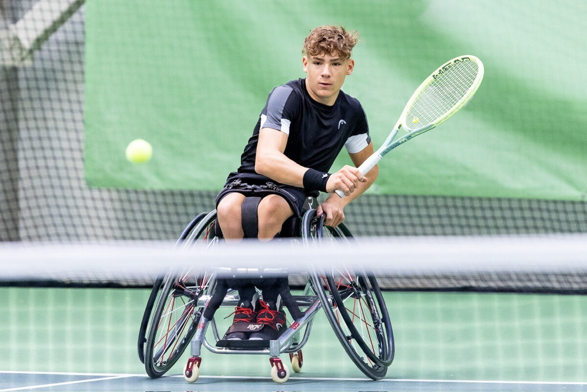 Maximilian Taucher: Die neue Nummer eins im Rollstuhltennis. Seit seiner Auszeichnung als „Kopf von morgen“ im Jahr 2020 hat Maximilian Taucher eine beeindruckende Entwicklung hingelegt. Der 17-jährige Hohenemser erklomm am 6. Jänner 2025 die Spitze der ITF-U18-Weltrangliste im Rollstuhltennis und zählt zu den besten Nachwuchsspielern weltweit. Schon zuvor machte Taucher mit außergewöhnlichen Leistungen auf sich aufmerksam: 2023 und 2025 gewann er sowohl den Einzel- als auch den Doppeltitel bei der Juniorenweltmeisterschaft. 2024 folgte sein erster Grand-Slam-Titel im Doppel bei den French Open in Paris. Neben seinen sportlichen Erfolgen absolviert er eine Lehre als Bürokaufmann in Hohenems und integriert das tägliche Training in seinen Arbeitsalltag. Neben Erfolgen auf Juniorenebene konnte er auch bei Erwachsenen-Turnieren überzeugen und etablierte sich unter den Top 100 der Herrenweltrangliste. Sein großer Traum ist die Teilnahme an den Paralympics 2028 in Los Angeles.