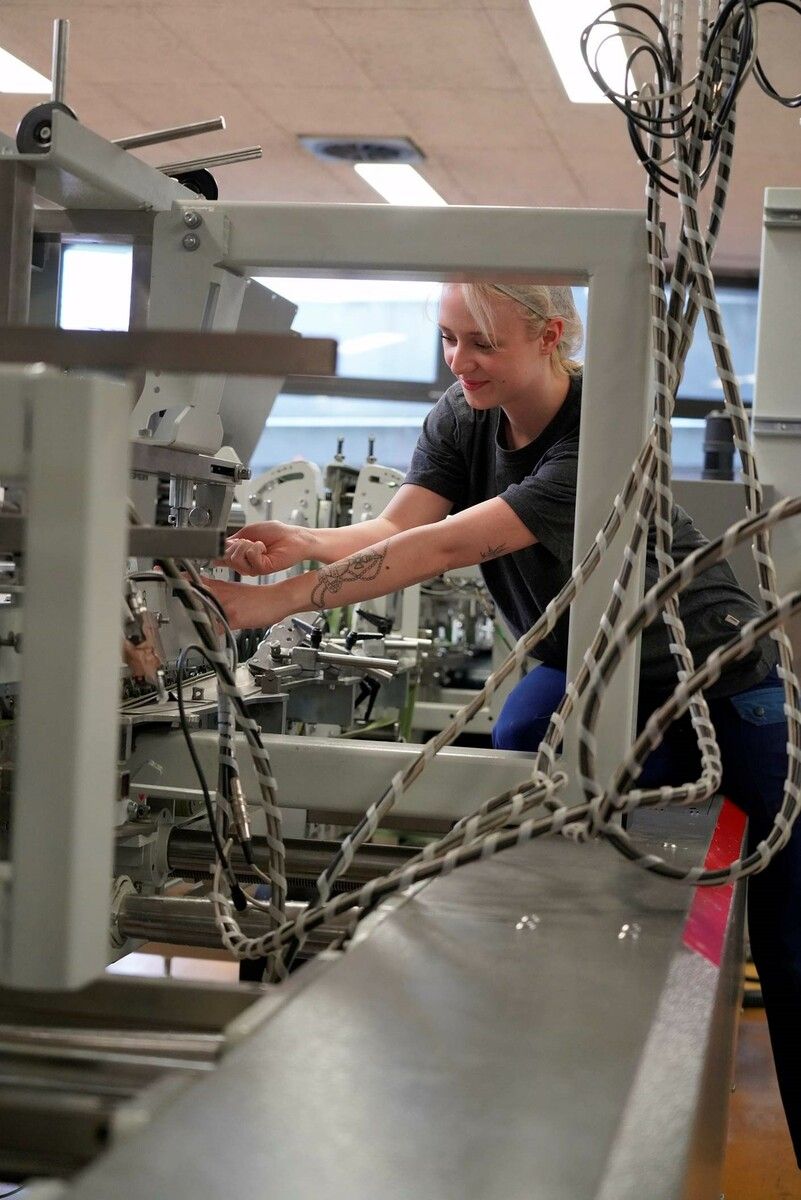 Michelle Brosch ist Maschinenführerin und Ausbildnerin im Bereich Verpackungstechnik. ⇒Brosch