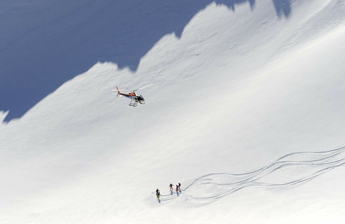 Mit dem Helikopter auf einen Gipfel fliegen lassen – Heliskiing war österreichweit nur in Vorarlberg möglich. ⇒Wucher/Sepp Mallaun