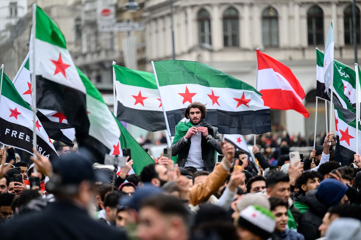 Nach dem Sturz von Assad wurde auch in Wien mit syrischen – und österreichischen – Fahnen bei Kundgebungen gefeiert. ⇒APA