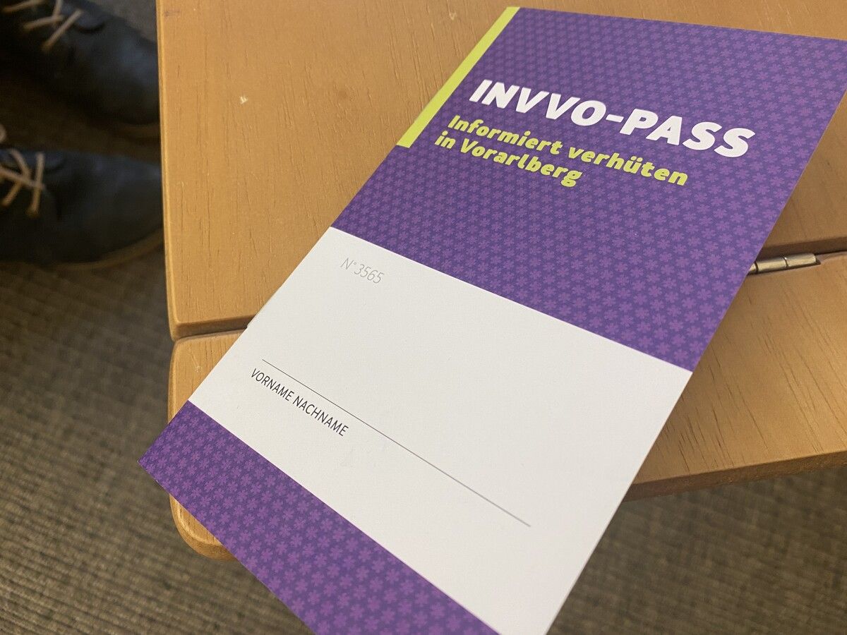 Nach einem Informationstermin erhalten die Frauen den INVVO-Pass.