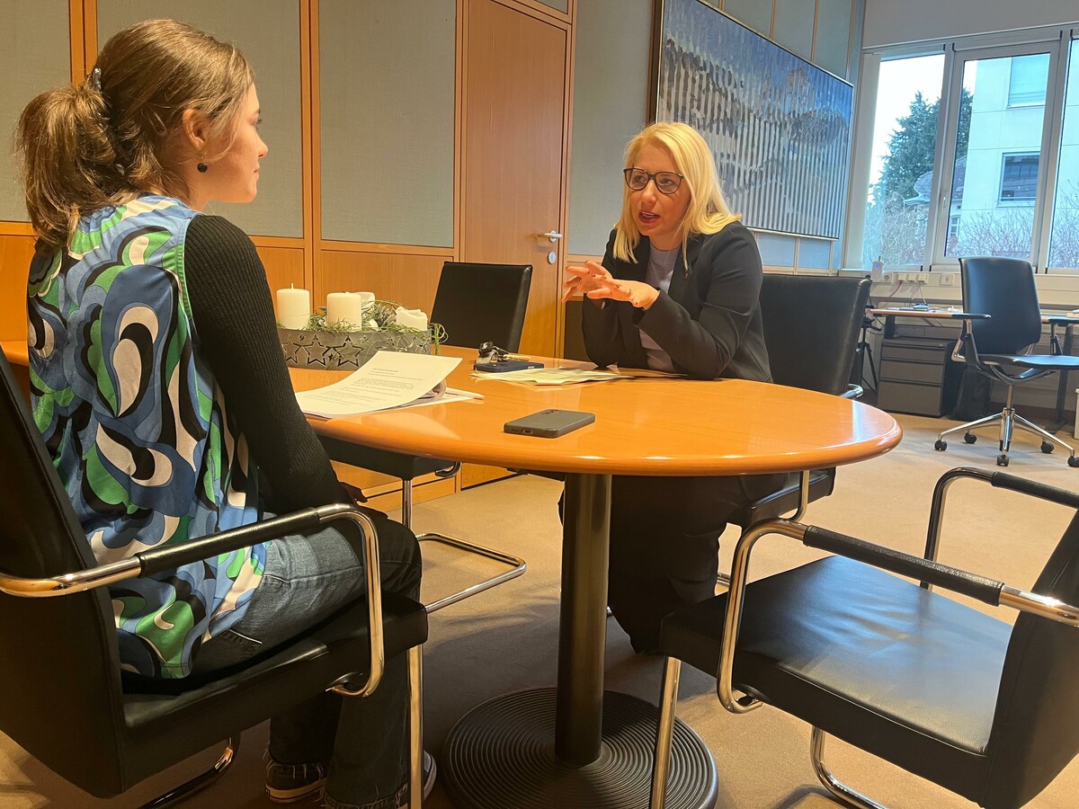 Nicole Feurstein-Hosp im Gespräch mit Amanda Raimund. ⇒VN/Prock