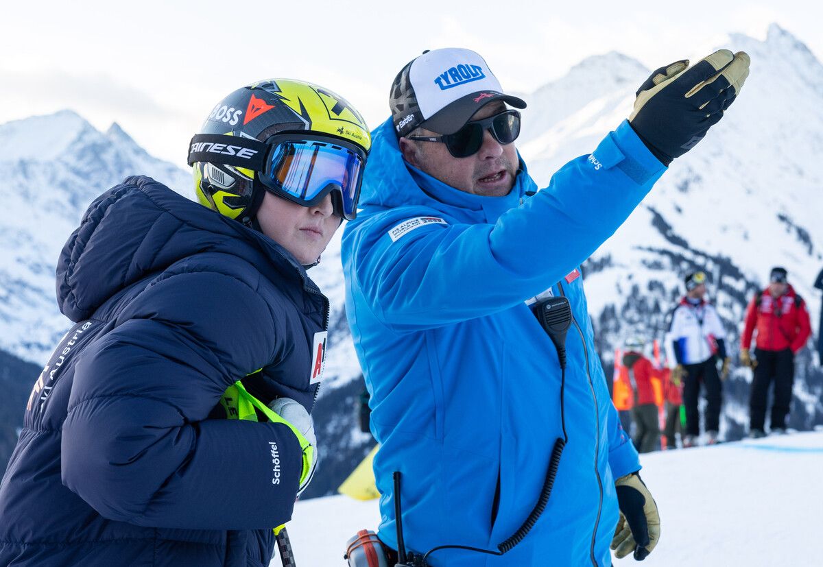 Nina Ortlieb unterhält sich mit Peter Pen. Der Slowene gehört seit dieser Saison der ÖSV-Trainercrew an.⇒gepa