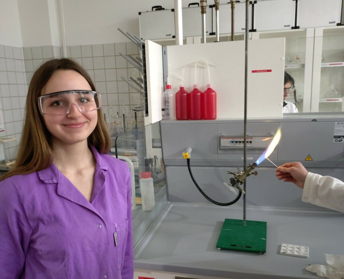 Noemi (3aCI, Chemieingenieure) führte mit den Mädchen eine Flammenfärbung durch.⇒Carmen Thurnher