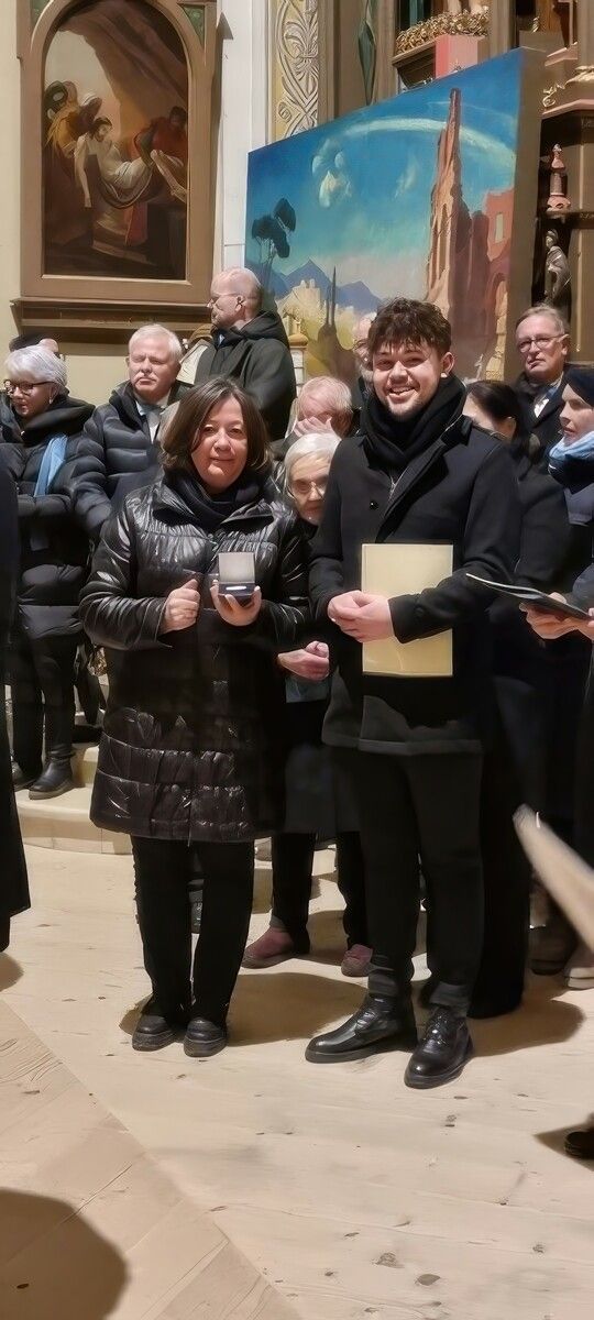 Obfrau Irene Wachter-Rützler und Chorleiter Martin Blakolmer übernahmen im Namen des Kirchenchores Vandans den Palestrina-Orden in Silber.⇒sto