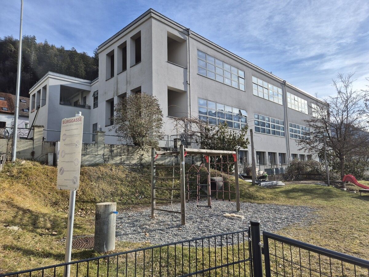 Praktisch: Direkt vor der alten Fabrik gibt es schon einen öffentlichen Kinderspielplatz, der von den Kleinkindern der Kinderbetreuungseinrichtung natürlich mitgenutzt werden kann.