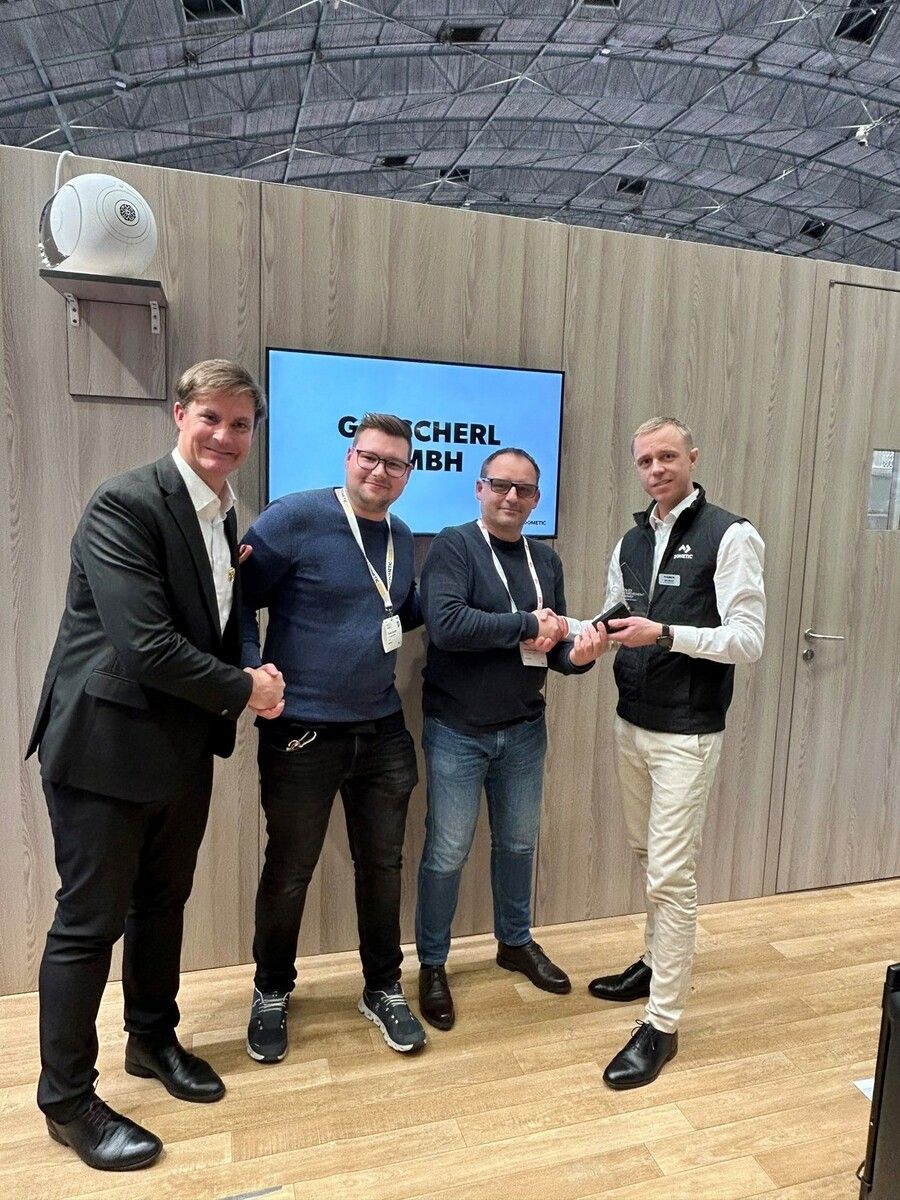 Preisgekrönt: Dometic Vice Pres. Marine EMEA Julien Le Feuvre, Florian und Gerhard Ascherl jun. sowie Erik Lindblad, EMEA (v. l.).