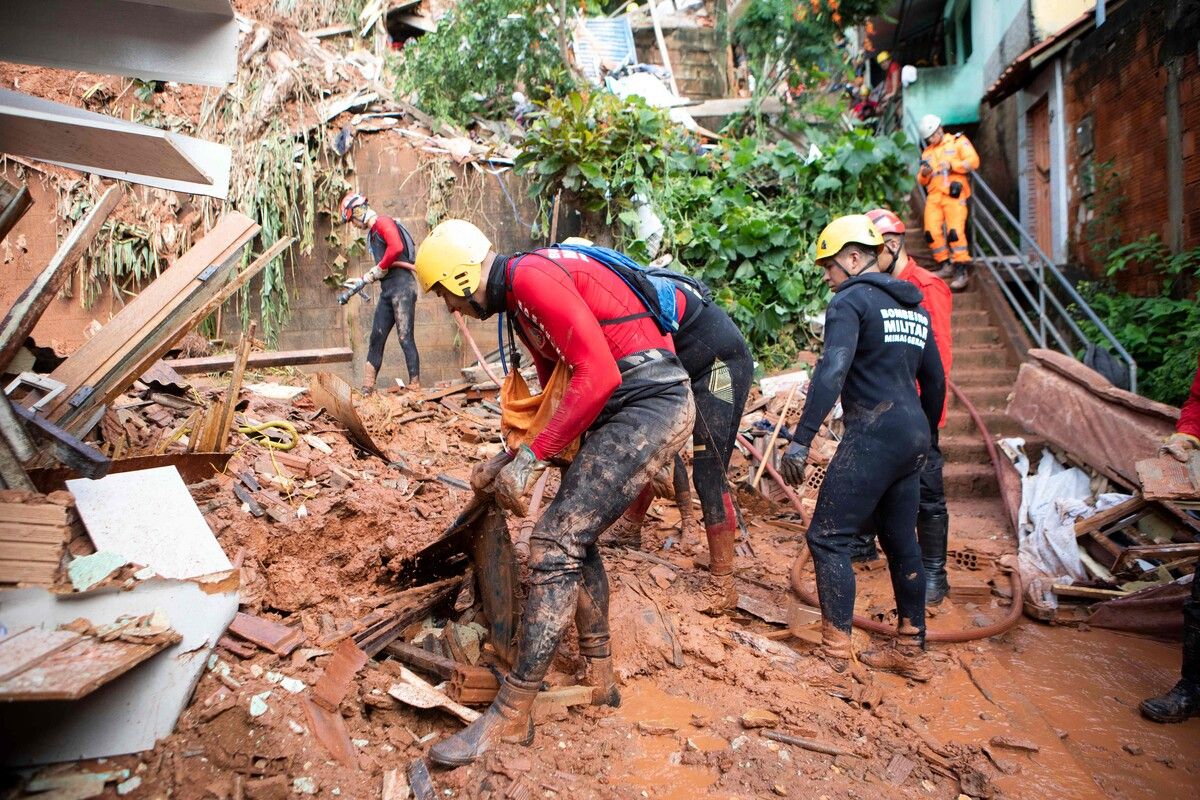 Rettungskräfte suchen in Ipatinga nach Überlebenden. ⇒afp