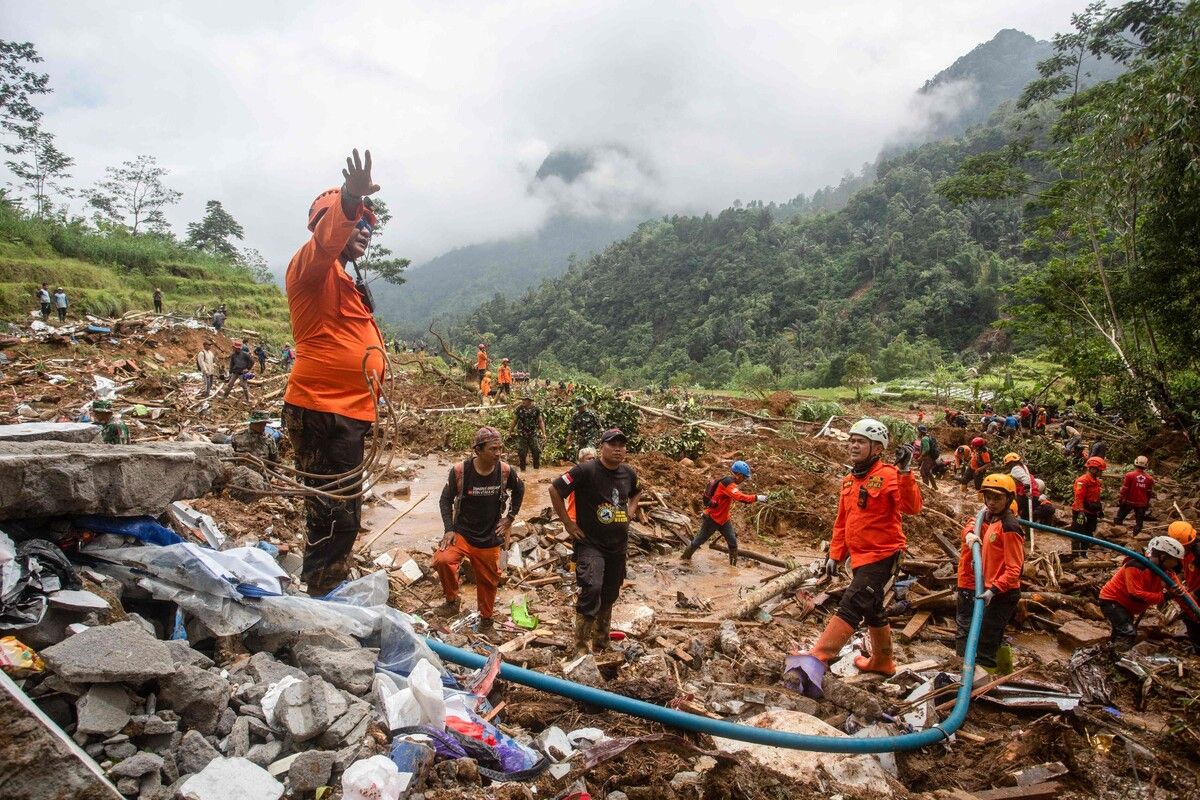 Rettungskräfte suchen nach Opfern eines Erdrutschs, bei dem in Indonesien bisher 19 Menschen ums Leben kamen. AFP