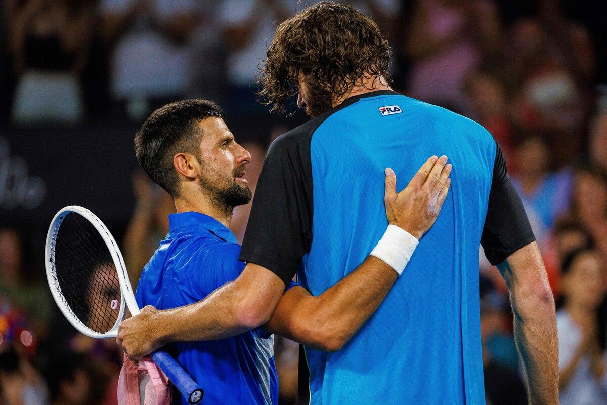 „Riese“ Reilly Opelka feierte gleich im ersten Duell mit Novak Djokovic einen Sieg.⇒