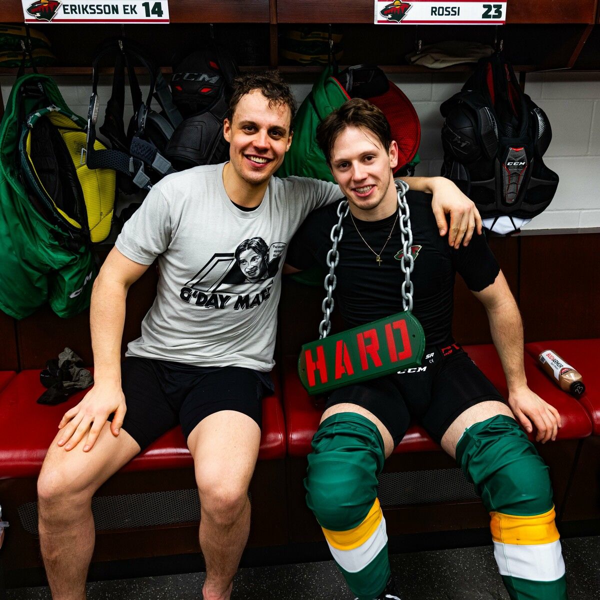 Rossi, Held des Abends, in der Kabine mit Teamkollege Joel Eriksson Ek.⇒VN