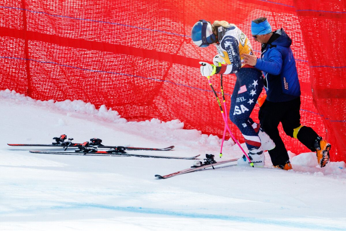 Schnelle Hilfe für Lindsey Vonn nach ihrem Sturz im ersten Training von Cortina.⇒gepa